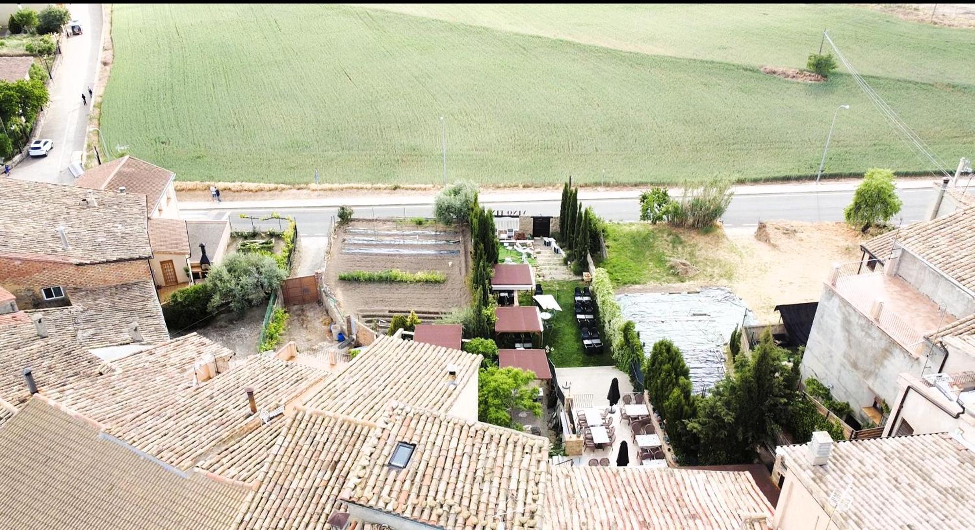 Apartamentos Vino Tinto Y Restaurante Tomate Rosa Adahuesca Exteriör bild
